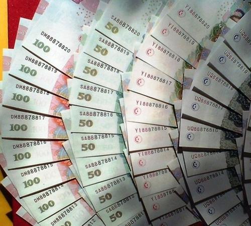 推动人民币稳步国际化
